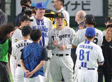 えっ意外な交流！阪神・佐藤輝と大山がDeNA・レイノルズに肩を抱かれて3ショ “両手に大砲”の203センチ右腕は満面に笑み