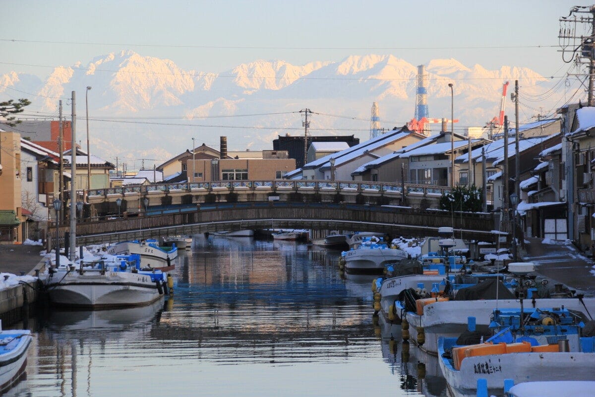 日本のベニスと評される内川地区。遠くに立山連峰を望む(富山県射水市)