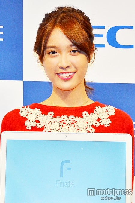 松本愛、大人レディな着こなしで美脚披露 「Popteen」卒業で新たな魅力