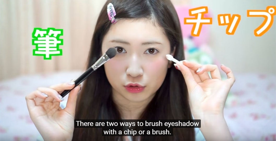 英訳も完備／「【アイメイクの基本】初心者向け ！デカ目効果・アイラインが苦手な方必見！ Idol Eye Make Up Beauty Tips」より（提供写真）