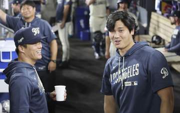 山本由伸が大谷翔平とスネルのサンドイッチ状態にwファン注目の試合後整列シーン 愛されキャラ全開！驚異の体幹力でMVPを跳ね返そうとするも