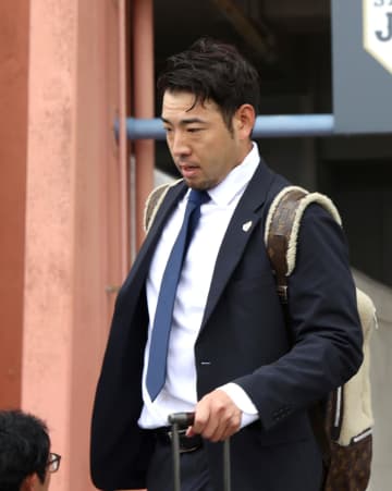 侍ジャパン 全員が同じスーツ＆ネクタイで球場を出発 菅野＆菊池のメジャー組も 胸にはおそろいのピンバッジ