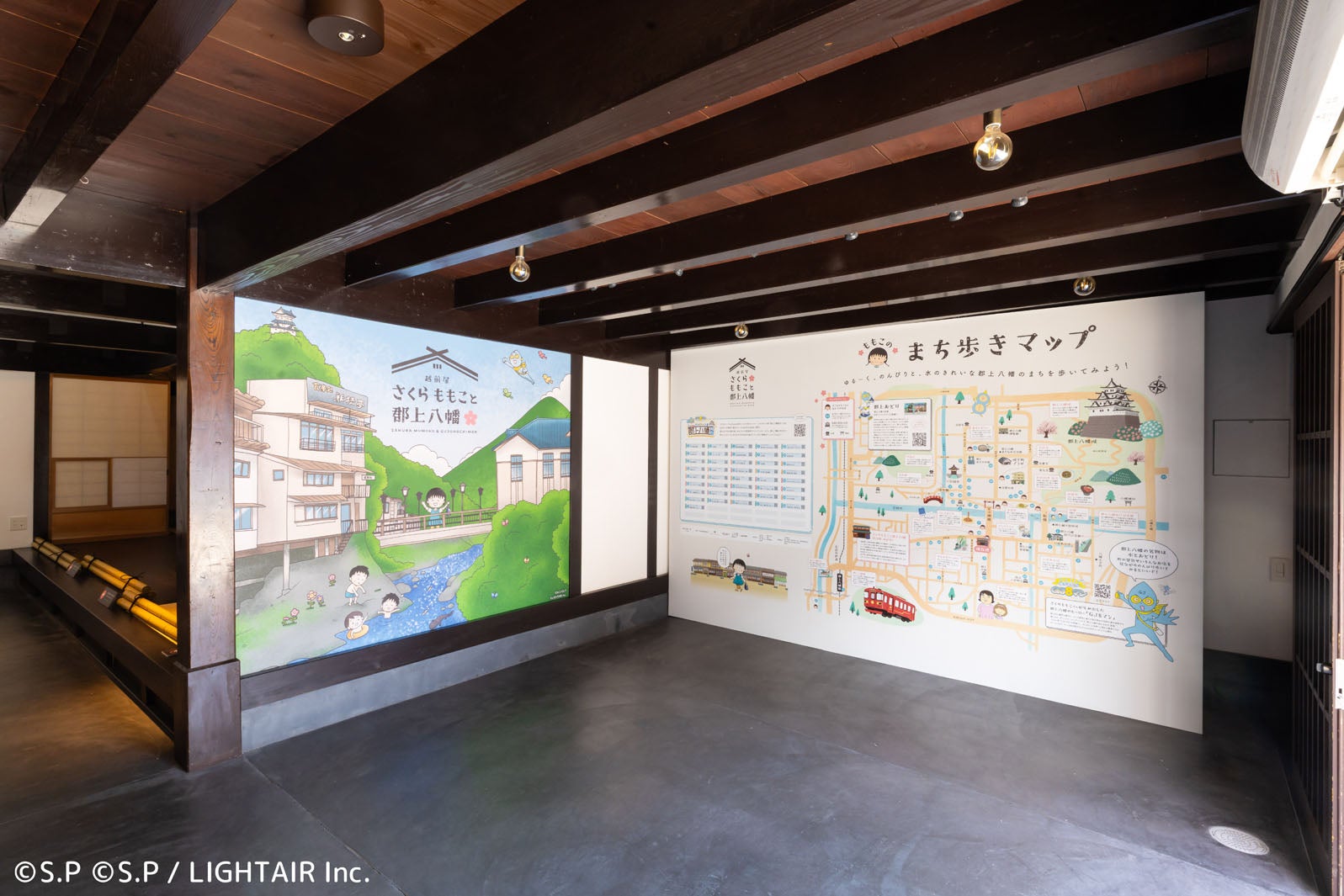 エントランスに描き下ろしキービジュアルと「まち歩きマップ」を展示（C）S.P （C）S.P / LIGHTAIR Inc.