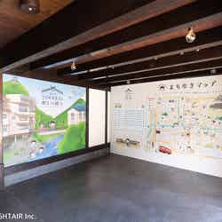 エントランスに描き下ろしキービジュアルと「まち歩きマップ」を展示(C)S.P (C)S.P / LIGHTAIR Inc.