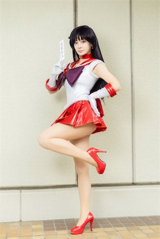 台湾発→ベトナムで大バズのセーラーマーズ美女「衣装はおばあちゃんと作ったんです」