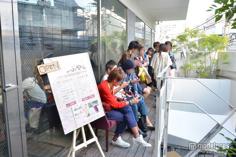 小森純「しぶや区」最終日の様子／カフェの前には行列が