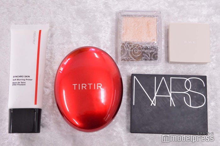 ベースメイク(左から)SHISEIDO/シンクロスキンソフトブラーリングプライマー(化粧下地)、TIRTIR/MASK FIT RED CUSHION 23N SAND、セザンヌ/パールグロウハイライト 01 シャンパンベージュ、NARS/ライトリフレクティングセッティングパウダー プレストN、RMK/フローレスカバーコンシーラー 05と01(C)モデルプレス(C)モデルプレス