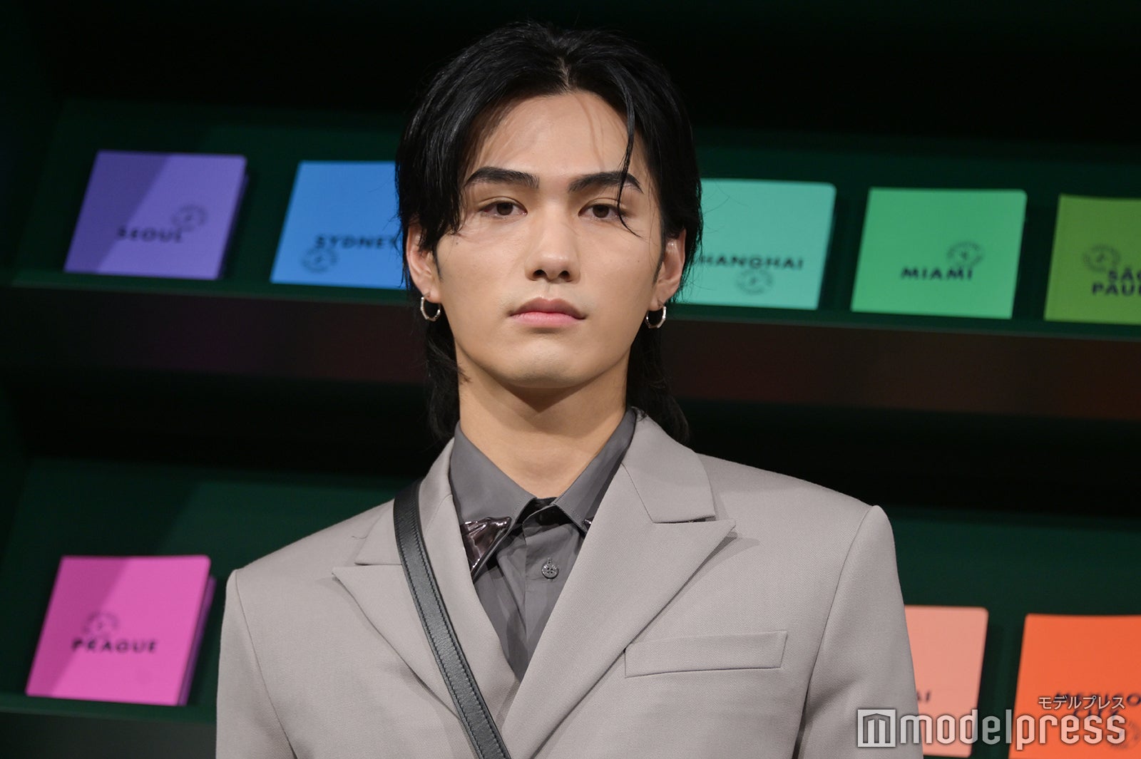 大平修蔵が合わせたバッグ（C）モデルプレス