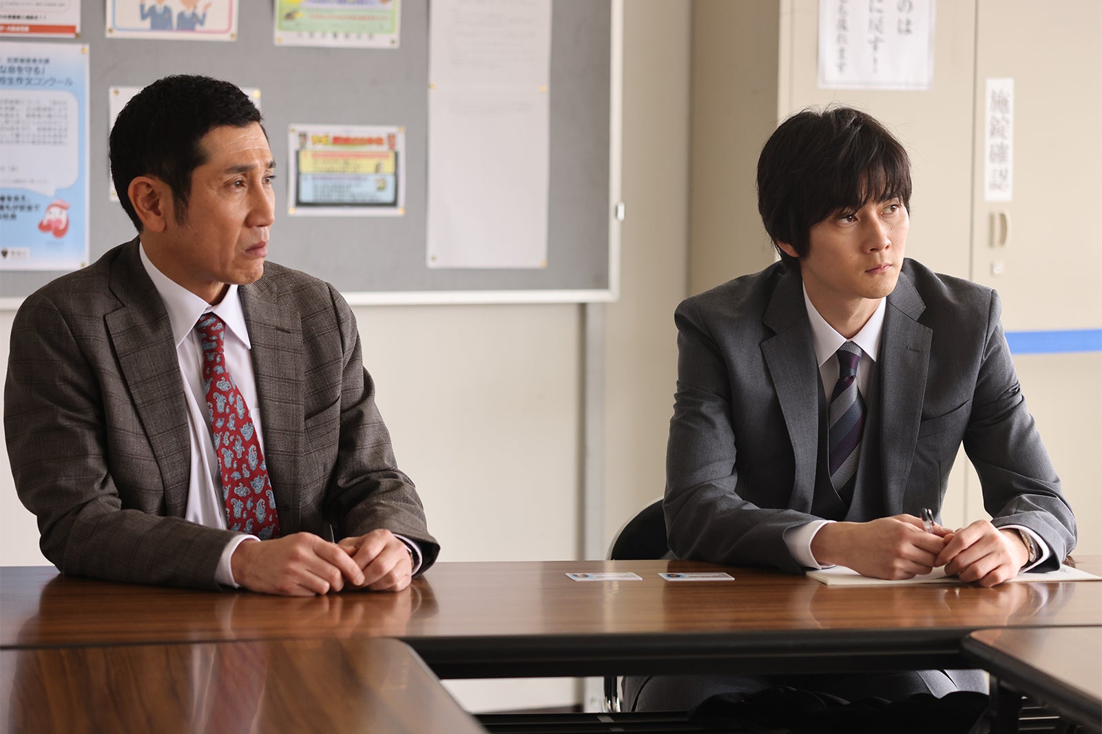 渋川清彦、栁俊太郎「月夜行路 ―答えは名作の中に―」第1話（C）日本テレビ