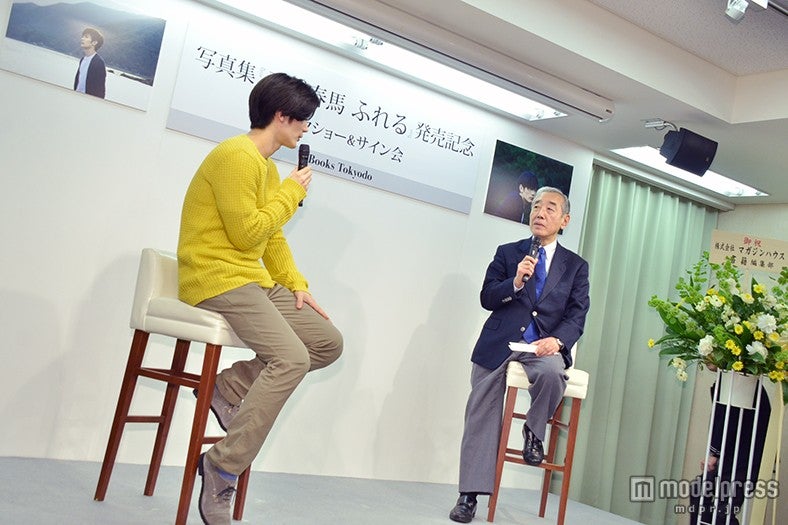 （左から）三浦春馬、渡辺保氏