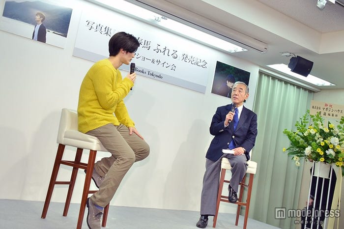 (左から)三浦春馬、渡辺保氏