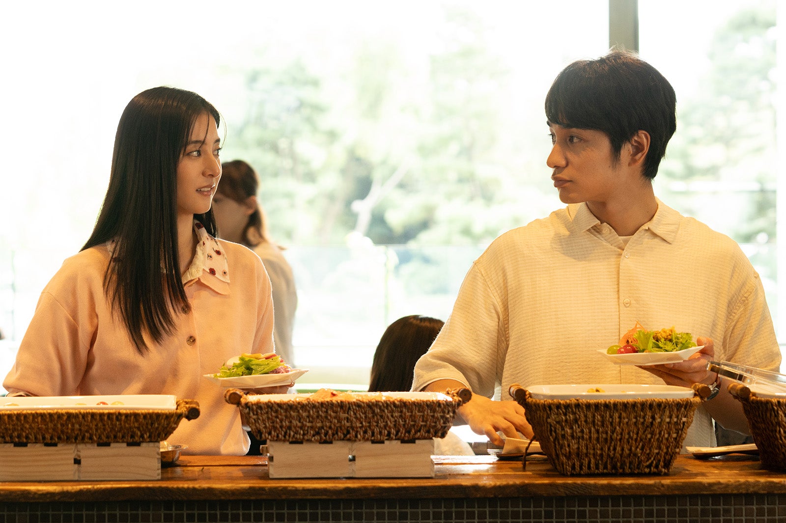 新木優子、中村蒼／Netflixシリーズ「SとX」（提供写真）