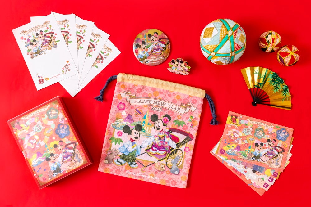 きんちゃく850円、ポストカードホルダー900円、私製年賀はがきセット1,100円ほか（C）Disney