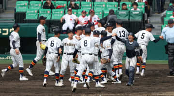 帝京が大金星 11年夏以来、15年ぶりの甲子園勝利 八回に一挙4得点で逆転 金田監督は甲子園初出場初勝利 左腕の仁礼パスカルジュニアが好投