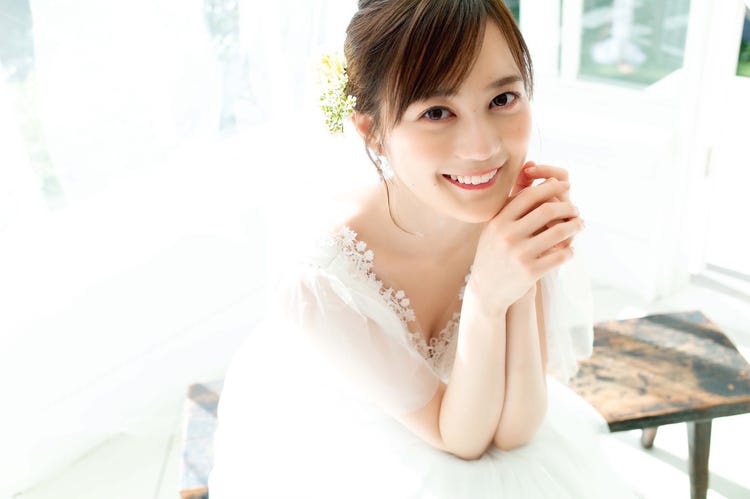 乃木坂46生田絵梨花 卒業記念本決定 純白ドレス姿で輝く笑顔 モデルプレス