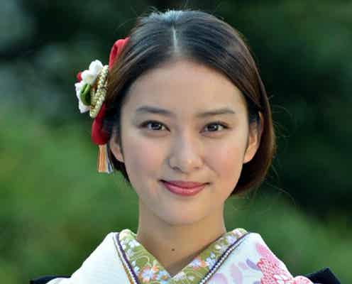 武井咲、しっとり晴れ着姿で1年を振り返る