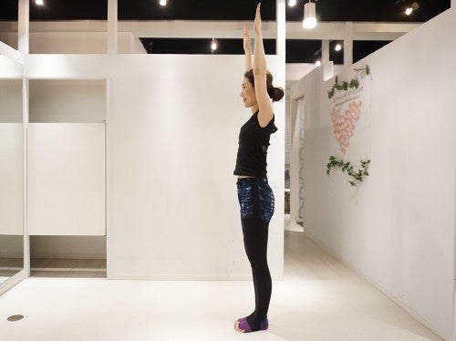 足を完全に閉じた状態で上記同様に行いましょう。