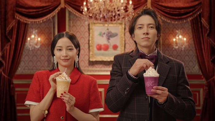 広瀬すず、山下智久/新TVCM「マックカフェ『フラッペしちゃった?りんご&巨峰』」篇より(提供写真)