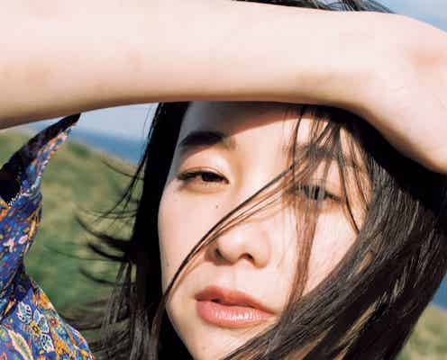 堀田真由、開放感あふれるグラビア “ありのままの素顔”魅せる