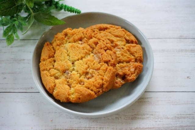 お皿に重ねられたバラティークッキーのイングリッシュトフィークッキー2枚