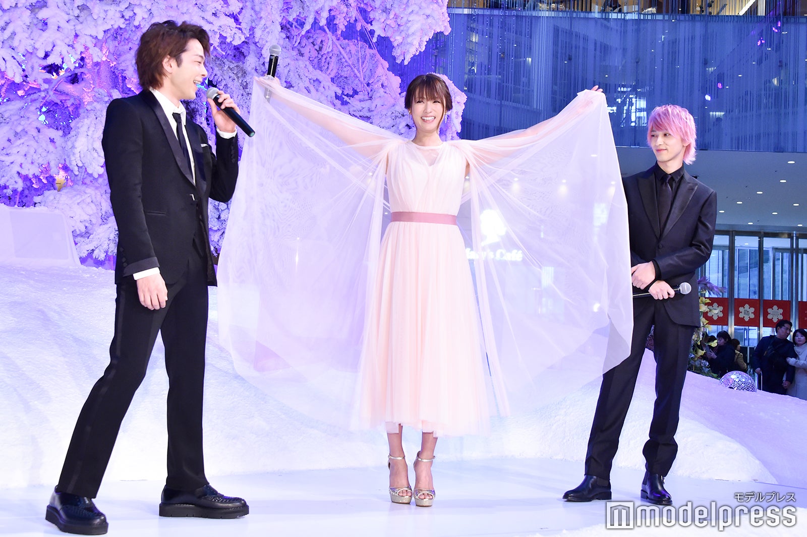 中村倫也からお願いされドレスを広げて見せた深田恭子 （C）モデルプレス