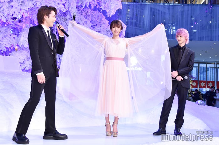 中村倫也からお願いされドレスを広げて見せた深田恭子 (C)モデルプレス