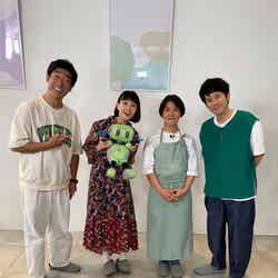 （左から）原口あきまさ、奈緒、志麻さん、二宮和也（C）日本テレビ