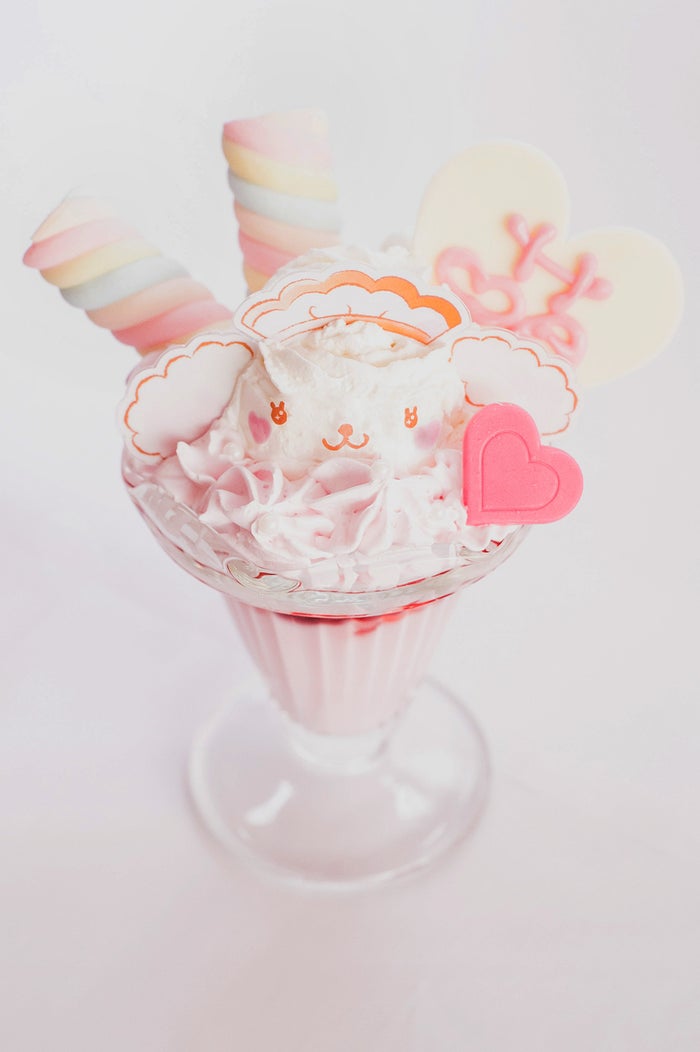 新人メイドマカロンのきゅんきゅんパフェ ¥1,000(C)1996,2019 SANRIO CO,LTD.APPROVAL NO.S600758