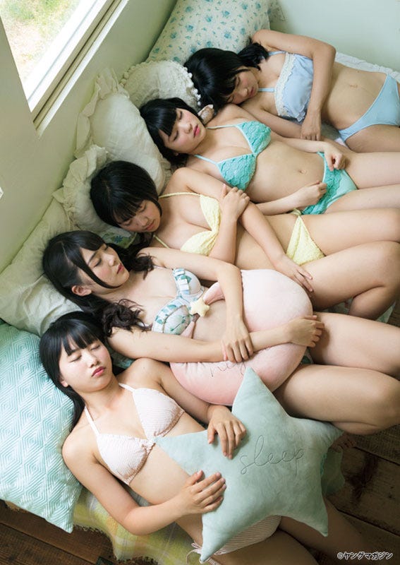 虹のコンキスタドール 前列左から:奥村野乃花、根本凪/後列左から:的場華鈴、鶴見萌、中村朱里(C)佐藤佑一/ヤングマガジン