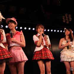 「AKB48劇場8周年特別記念公演」
（左より）横山由依、峯岸みなみ、高橋みなみ、大島優子、梅田彩佳／（C）AKS