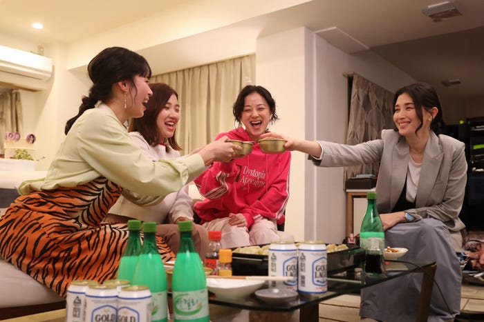 (左から)関水渚、福田麻貴、中越典子、橋本マナミ「婚活1000本ノック」第10話より(C)フジテレビ