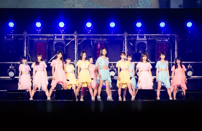 センターポジションに立つ松岡茉優(C)『その「おこだわり」、私にもくれよ!!』製作委員会