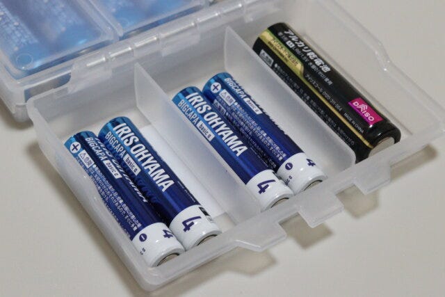 2段で入る電池ケース　単4乾電池収納