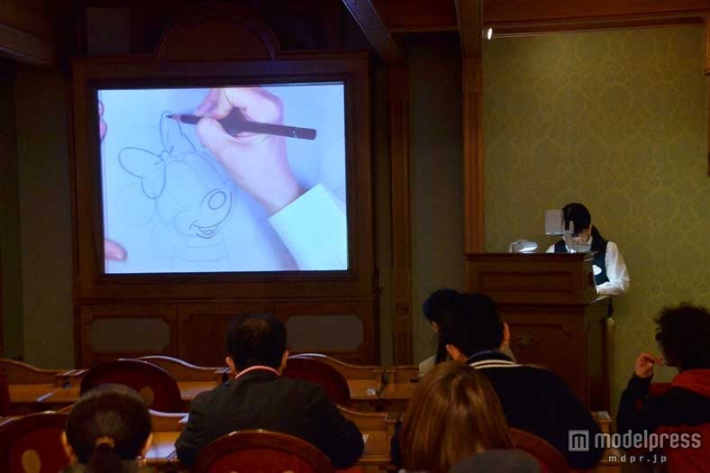 インストラクターが丁寧に説明してくれる／「ディズニードローイングクラス」