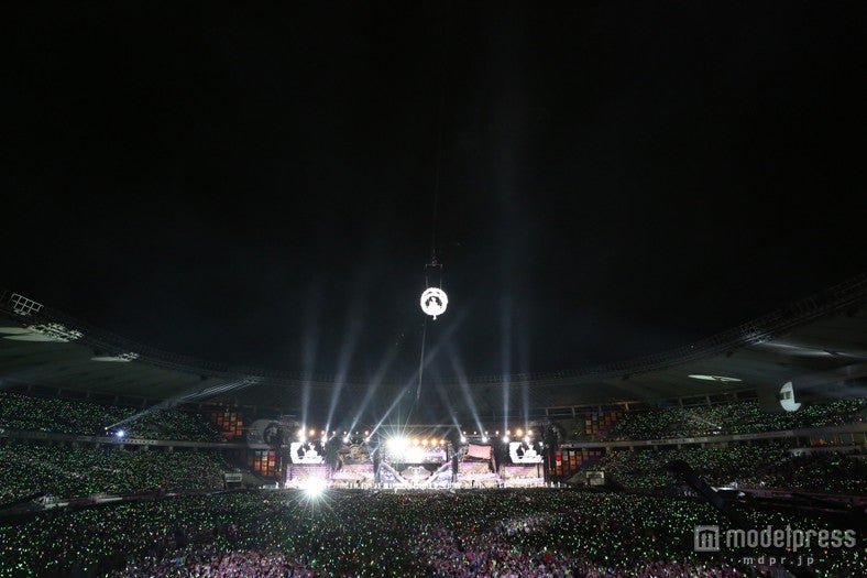「大島優子卒業コンサート in 味の素スタジアム ～6月8日の降水確率56％（5月16日現在）、てるてる坊主は本当に効果があるのか？～」（C）AKS
