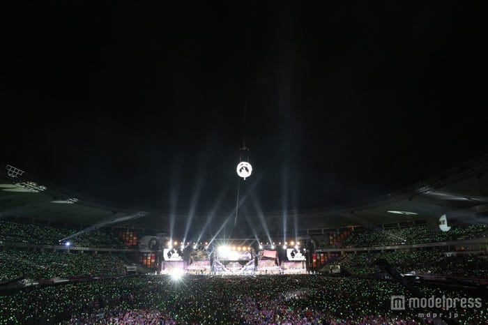 「大島優子卒業コンサート in 味の素スタジアム ~6月8日の降水確率56%(5月16日現在)、てるてる坊主は本当に効果があるのか?~」(C)AKS