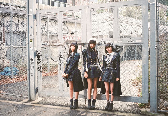 (左から)倉野尾成美、小栗有以、市川美織(C)AKS/TAKARAJIMASHA