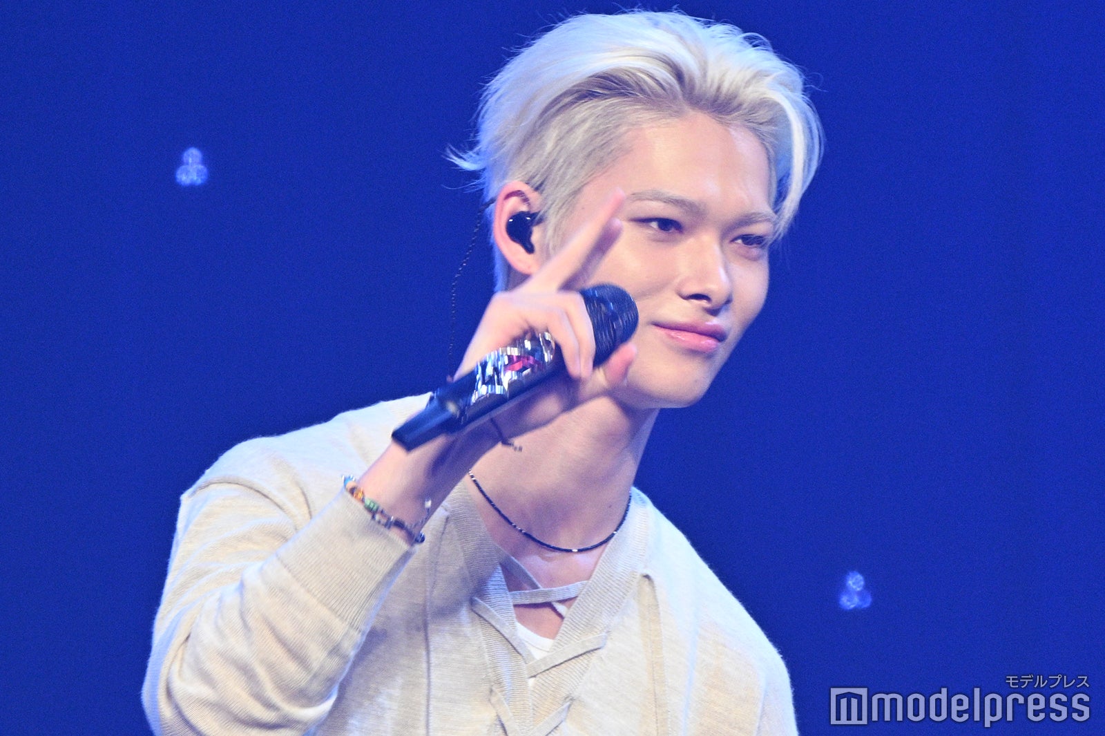 挨拶の後にピースをするNI-KI（ニキ）（C）モデルプレス