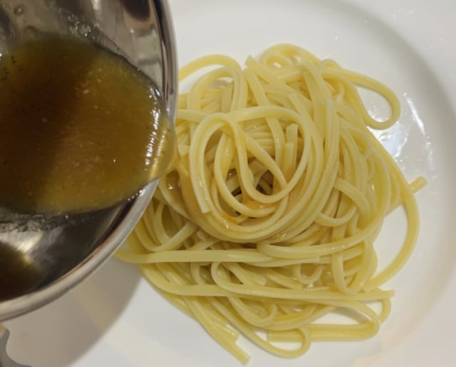 茹でたパスタにカルディ：塩レモンパスタソースをかける様子