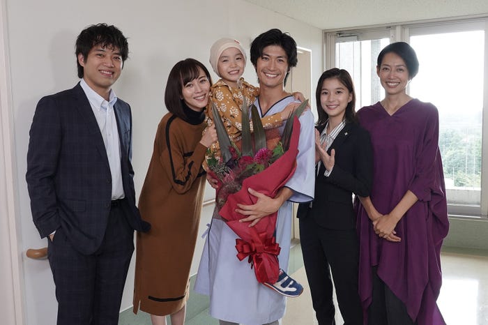 三浦貴大、比嘉愛未、稲垣来泉、三浦春馬、芳根京子、原沙知絵 (画像提供:関西テレビ)