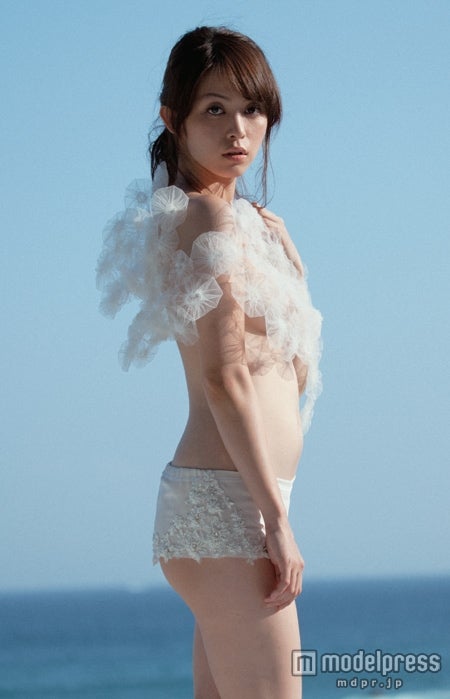 岩佐真悠子／写真集「Mayuko 1／4」より