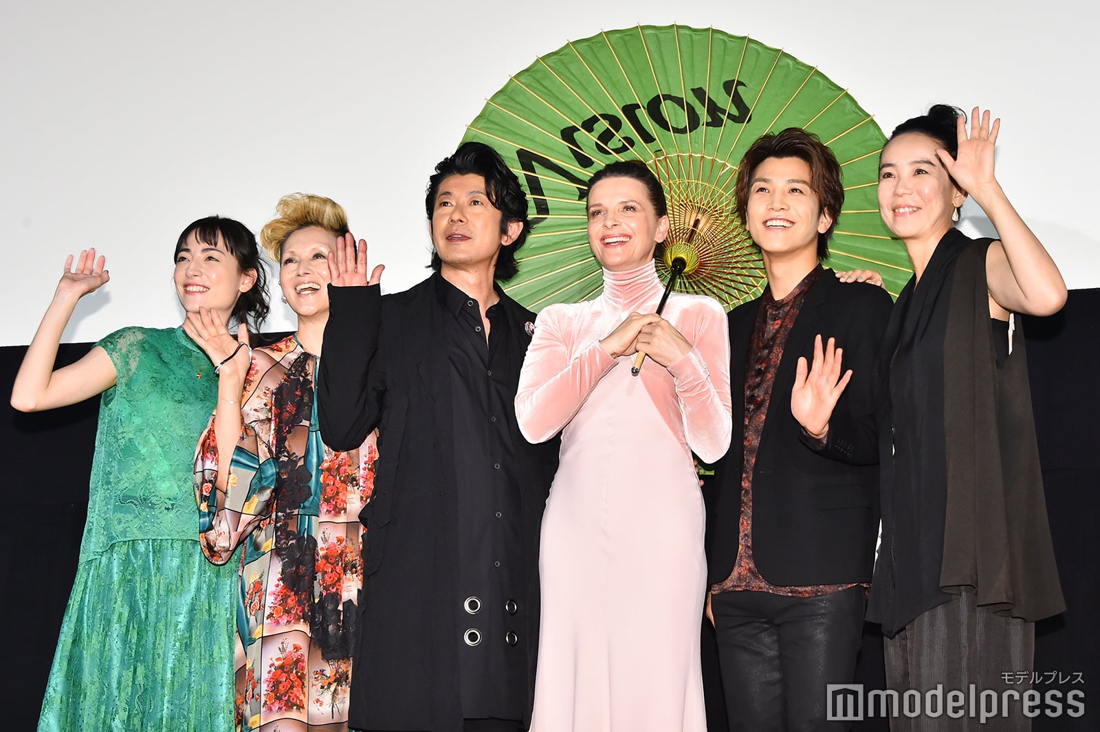 （左から）美波、夏木マリ、永瀬正敏、ジュリエット・ビノシュ、岩田剛典、河瀨直美監督 （C）モデルプレス