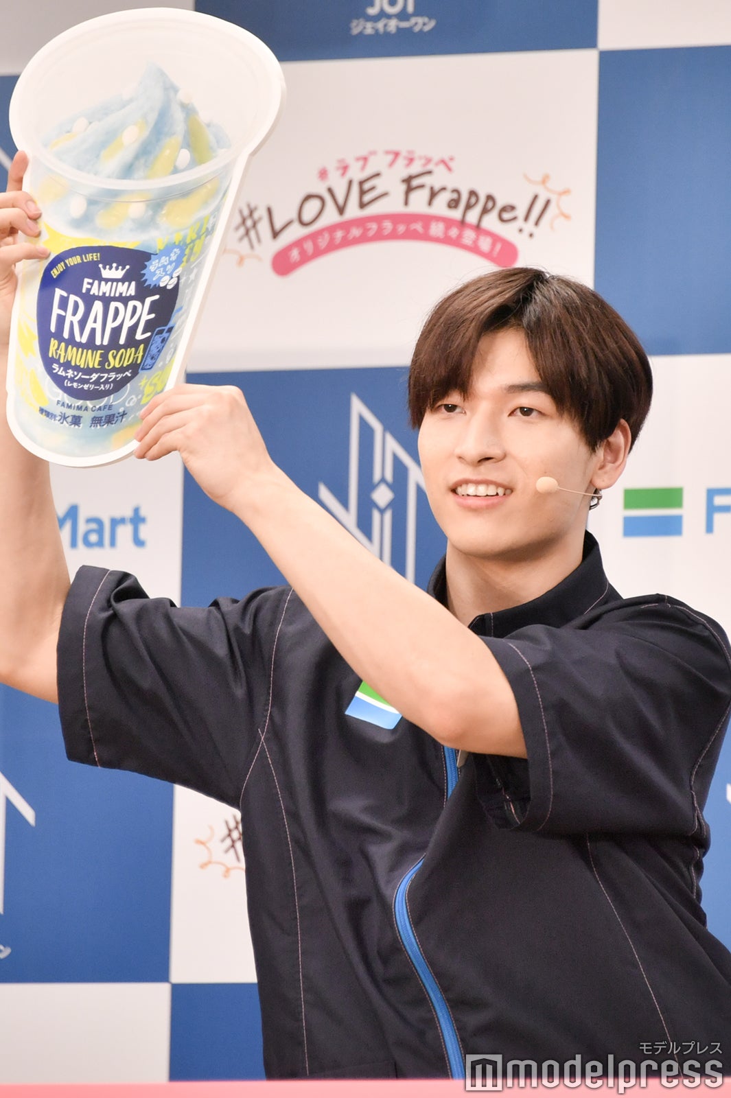 ムービー撮影ではしゃいで動く金城碧海（C）モデルプレス