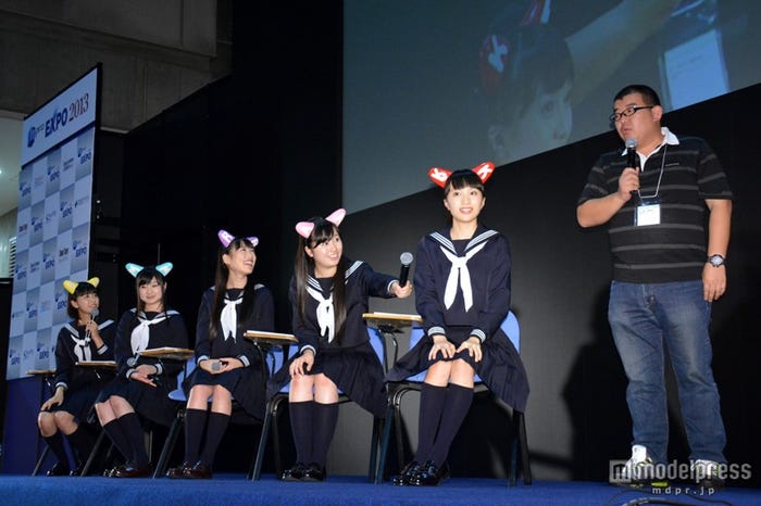 ももいろクローバーZ(左から:玉井詩織、有安杏果、高城れに、佐々木彩夏、百田夏菜子)、マネージャーの川上アキラ氏