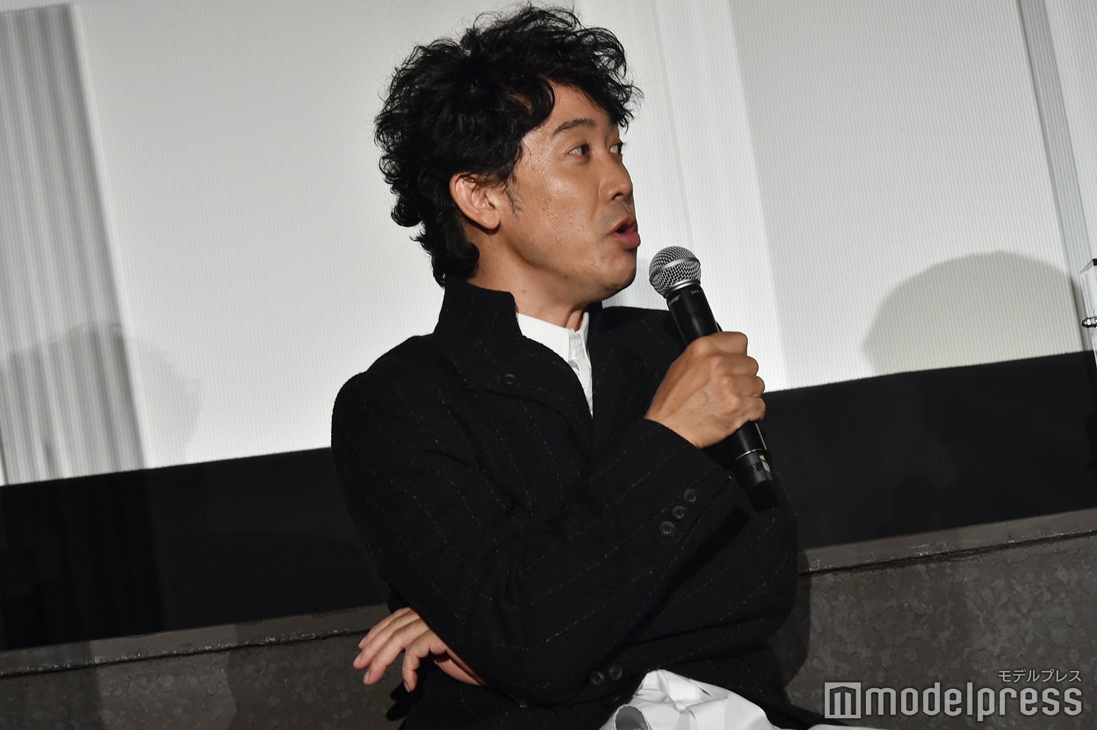 「株を下げることしか考えない」というがずっと“めめ”の方を向いて嬉しそうに話す大泉洋（C）モデルプレス