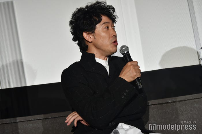 「株を下げることしか考えない」というがずっと“めめ”の方を向いて嬉しそうに話す大泉洋(C)モデルプレス