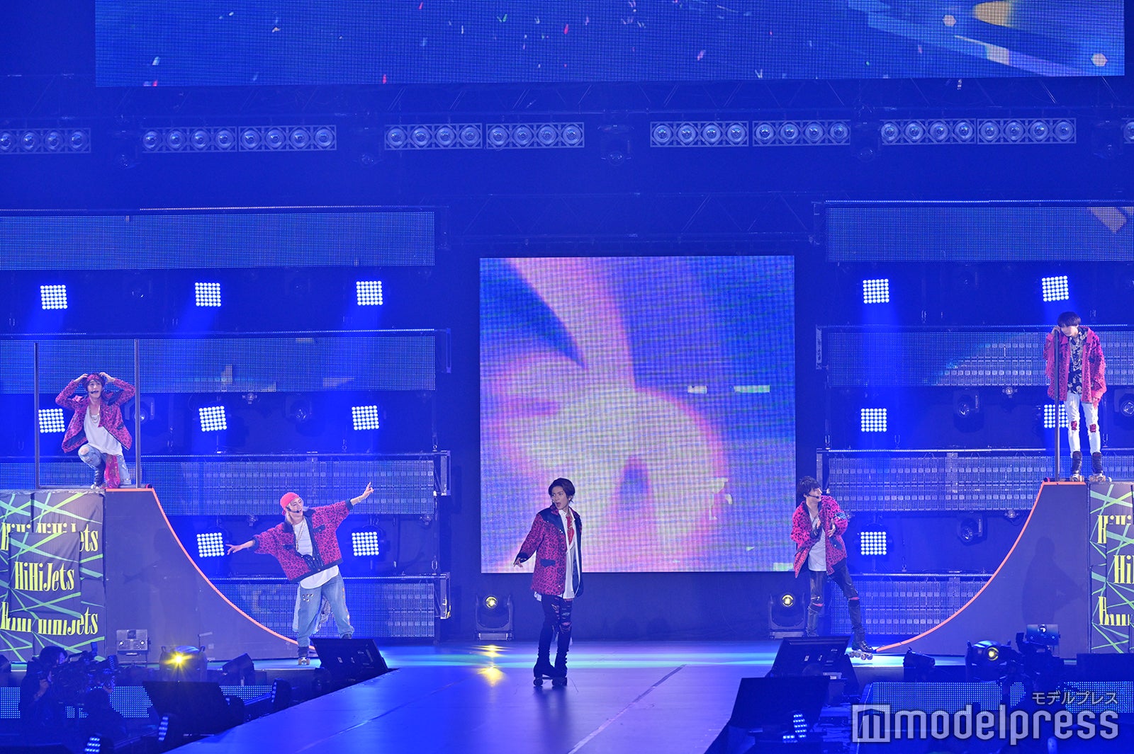 バンクで縦横無尽にパフォーマンスしたHiHi Jets（C）モデルプレス