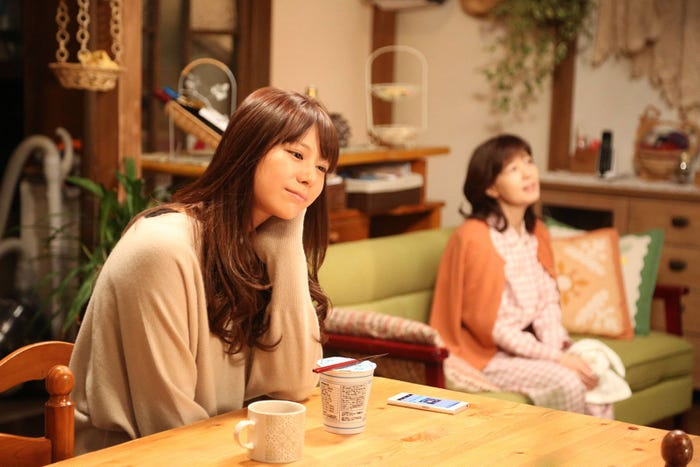 西内まりや、石野真子/『突然ですが、明日(あした)結婚します』第7話より(画像提供:フジテレビ)