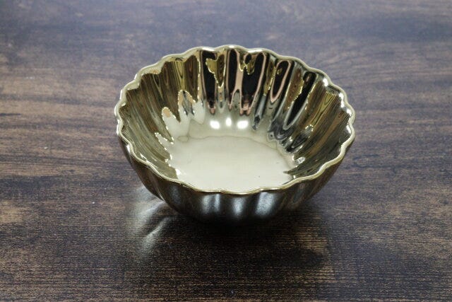 ダイソーの金銀華　小鉢のビジュアル