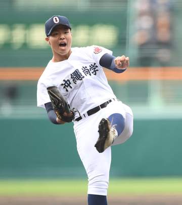 沖縄尚学が逃げ切り2年連続12度目のV 九回1点差に迫られるも末吉が試合を締める→ガッツポーズ 78年ぶり史上7校目の甲子園夏連覇へ挑戦権